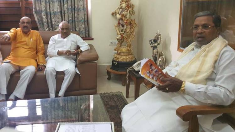 सिद्धारमैया ने बीजेपी के पूर्व विधायकों से की मुलाकात 