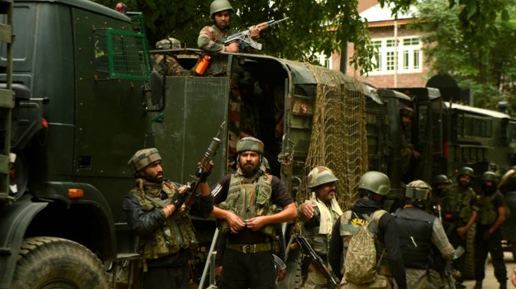 सोपोर में सुरक्षा बलों ने की आतंकियों की गिफ्तारी (फाइल फोटो- IANS)