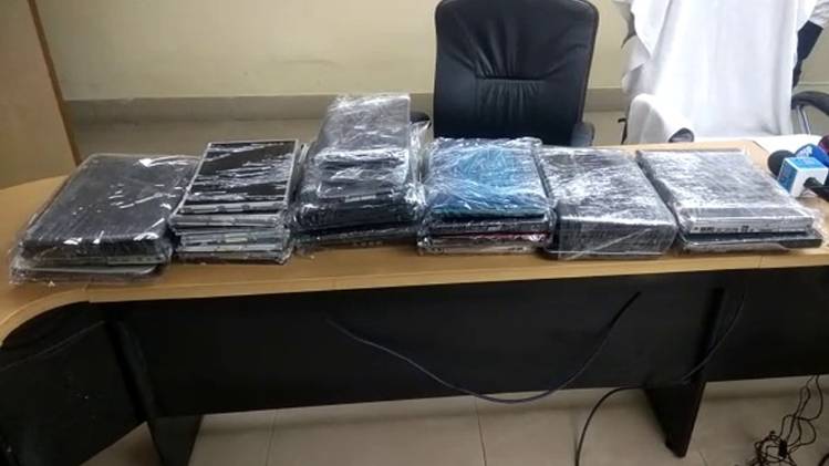 27 लैपटॉप बरामद