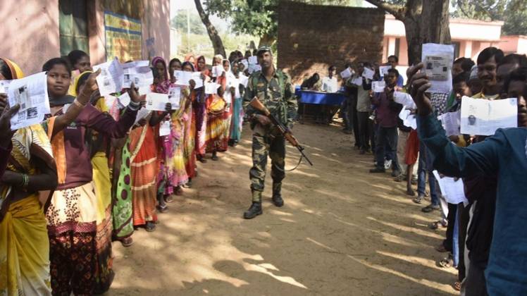 लातेहार में मतदान के लिए कतार में लगे लोग (फोटो-पीटीआई)