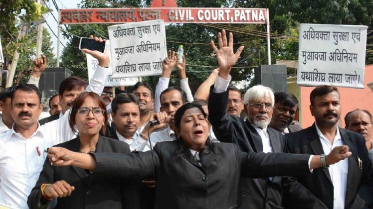 दिल्ली में पुलिस बनाम वकीलों की जंग बढ़ती जा रही है