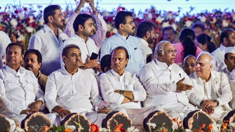 उद्धव के शपथ ग्रहण में मौजूद नेता (फोटो- PTI)