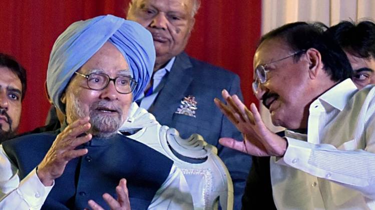 उप राष्ट्रपति वेंकैया नायडू और पूर्व पीएम मनमोहन सिंह (फाइल फोटो-ANI)