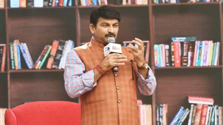 साहित्य आजतक के मंच से भोजपुरी गीत सुनाते सांसद मनोज तिवारी. (फोटोः चंद्रदीप कुमार)