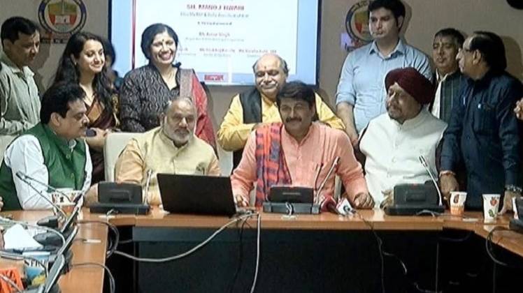 पत्रकारों से बात करते दिल्ली भाजपा के अध्यक्ष मनोज तिवारी