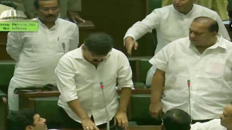 वोटिंग में हिस्सा लेते विधायक