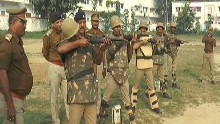 मॉक ड्रिल करते पुलिसकर्मी
