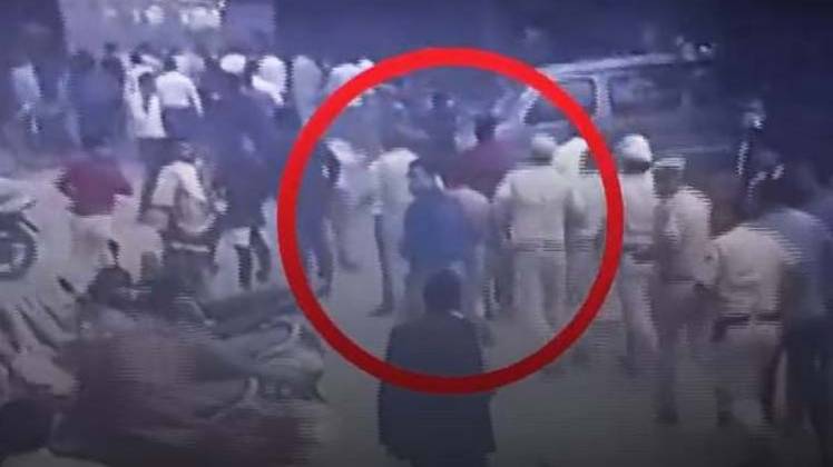 तीस हजारी हिंसा का सीसीटीवी फुटेज (कैप्चर तस्वीर- Aajtak) 