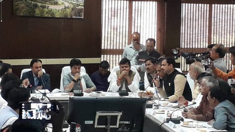 कलेक्टर कार्यालय पर आयोजित सरकारी बैठक 