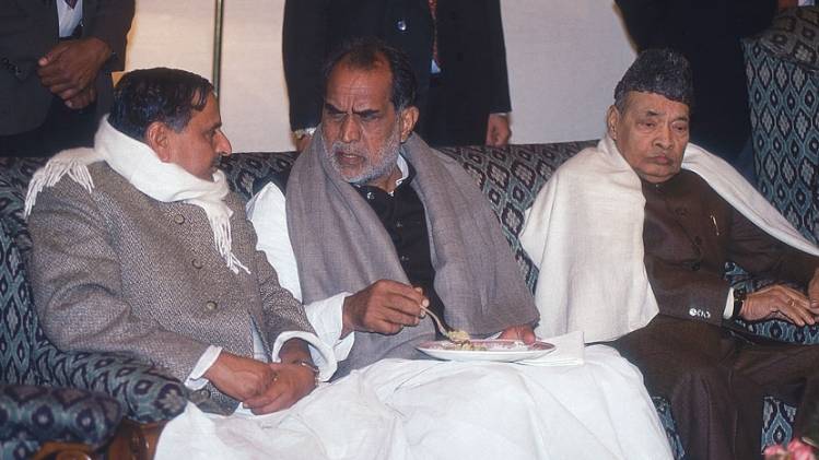 मुलायम सिंह यादव, पूर्व पीएम चंद्रशेखर और पूर्व पीएम नरसिम्हा राव