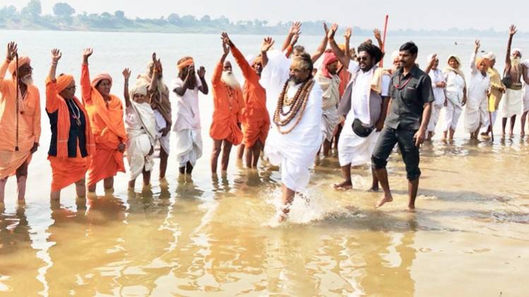 समर्थकों के साथ नर्मदा न्यास के अध्यक्ष कंप्यूटर बाबा (Photo- Aajtak)