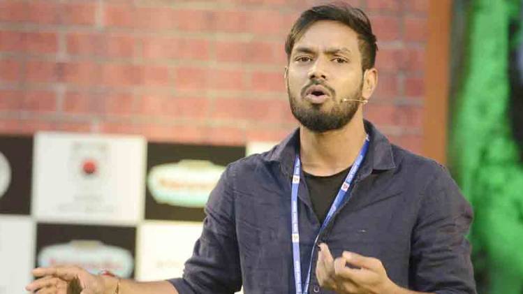 साहित्य आजतक के मंच पर कवि नवीन चौरे (फोटो: विक्रम शर्मा)