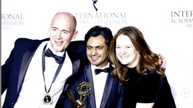 मैकमाफिया के मेकर्स के साथ नवाजुद्दीन सिद्दीकी सोर्स इंस्टाग्राम 