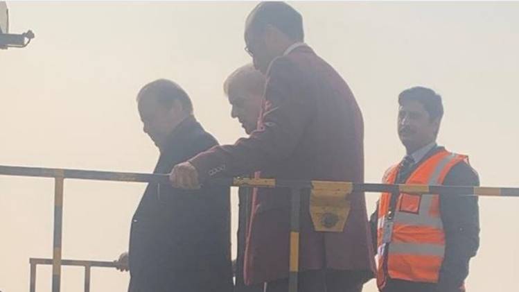 बीमारी से जूझ रहे नवाज शरीफ इलाज के लिए लंदन गए हैं.  