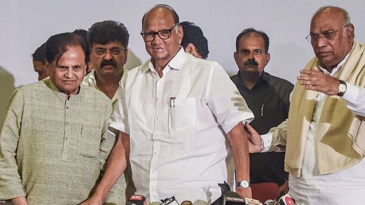 शरद पवार के साथ कांग्रेस के नेता (फोटो- PTI)