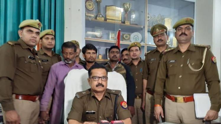 नोएडा पुल‍िस की गिरफ्त में आरोपी