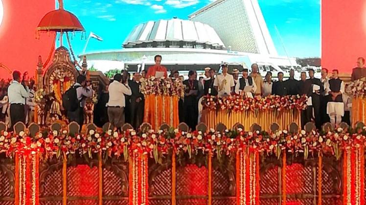 शिवाजी पार्क में उद्धव ठाकरे ने ली शपथ