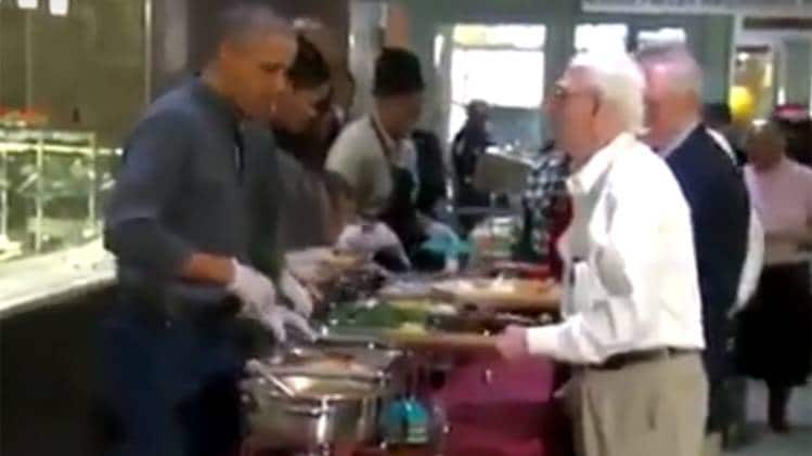 खाना परोसते बराक ओबामा (वीडियो स्क्रीनशॉट)