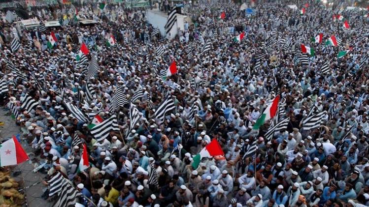 इस्लामाबाद में मौलाना फजलुर रहमान के समर्थकों का धरना (फोटो-पीटीआई)