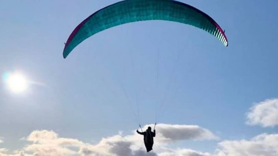 हिमाचल के कुल्लू में दर्दनाक हादसा, पैराग्लाइडर से गिरकर युवक की मौत - chennai man dies in paragliding accident in himachal kullu - AajTak