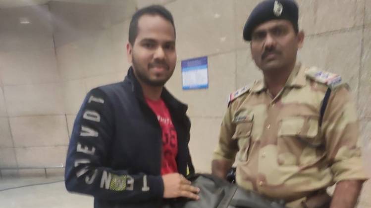 यात्री और CISF जवान