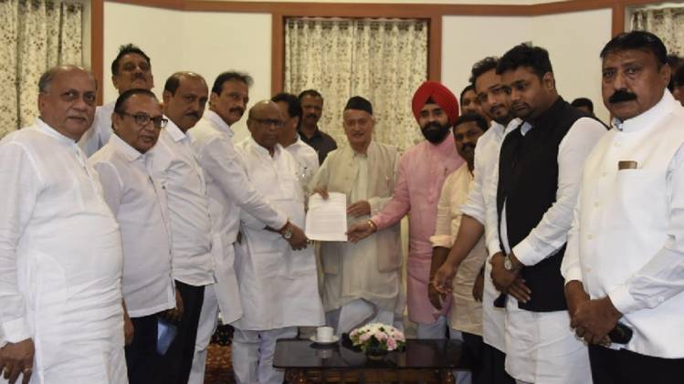 राज्यपाल भगत सिंह कोश्यारी के साथ कांग्रेस का प्रतिनिधि मंडल