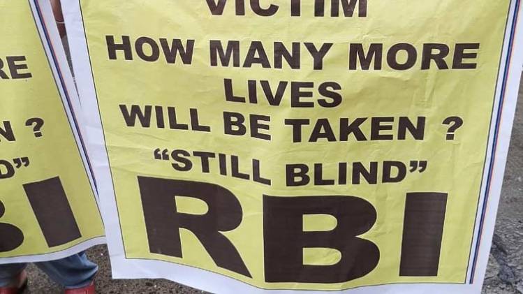 RBI के पहले के फैसले के खिलाफ लोगों में खासी नाराजगी दिखी थी (IANS)