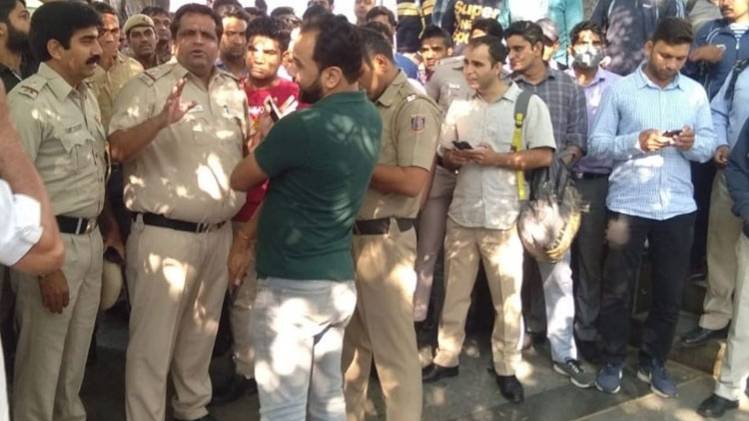 दिल्ली में जारी है पुलिसकर्मियों का प्रदर्शन (फोटो: IANS)