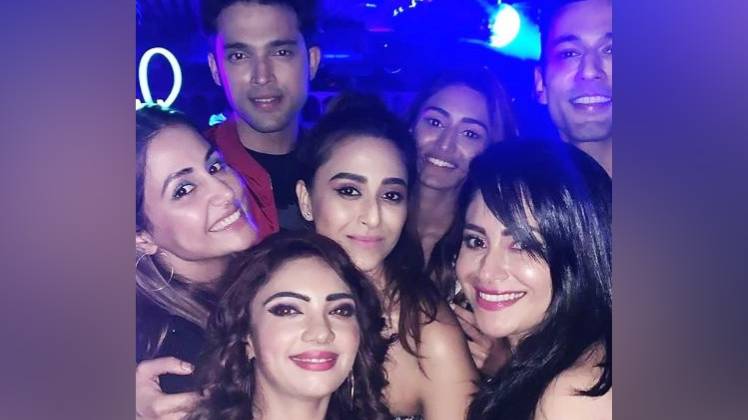 कसैटी की टीम के साथ पूजा बनर्जी 