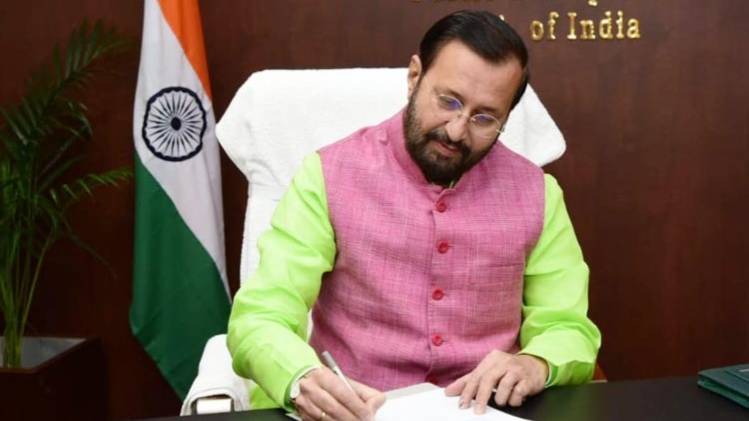 प्रकाश जावड़ेकर ने बुधवार को भारी उद्योग मंत्रालय का प्रभार संभाला (फोटो-Twitter)