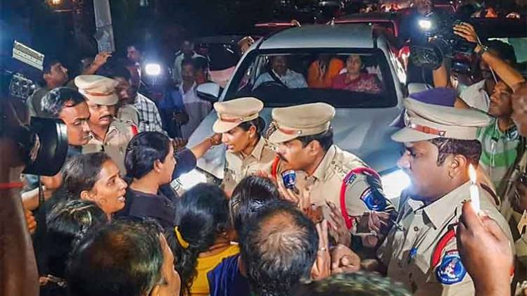 घटना से आक्रोशित लोग हैदराबाद में सड़कों पर उतरे (फोटो-PTI)