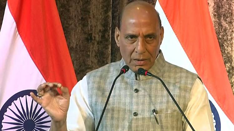 सिंगापुर में रक्षा मंत्री राजनाथ सिंह (तस्वीर-ANI)