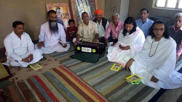 फिरोज खान के पिता रमजान खान ने भजन गाए