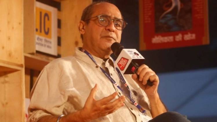 साहित्य आजतक के मंच पर डायरेक्टर और लेखक रवि राय 