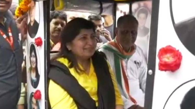 ई-रिक्शा में बैठीं मंत्री