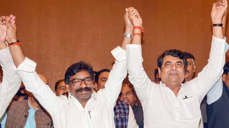 हेमंत सोरेन और आरपीएन सिंह (फोटो: PTI)