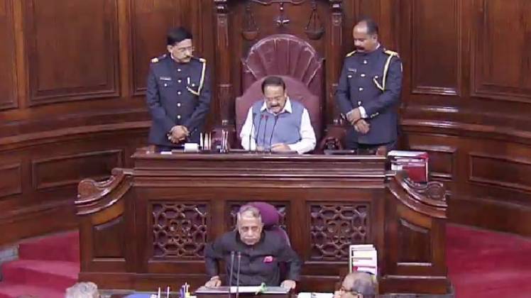 गुरुवार को बिना कैप दिखे मार्शल