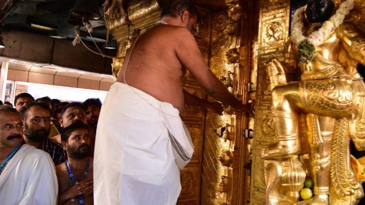 क्या है सबरीमाला मंदिर की खासियत ? पहले 10 से 50 साल तक की महिलाओं को जाने की नहीं थी इजाजत क्या है सबरीमाला मंदिर की खासियत ? पहले 10 से 50 साल तक की महिलाओं को जाने की नहीं थी इजाजत