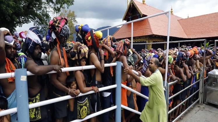 सबरीमाला मंदिर के बाहर उमड़े श्रद्धालु (ANI)