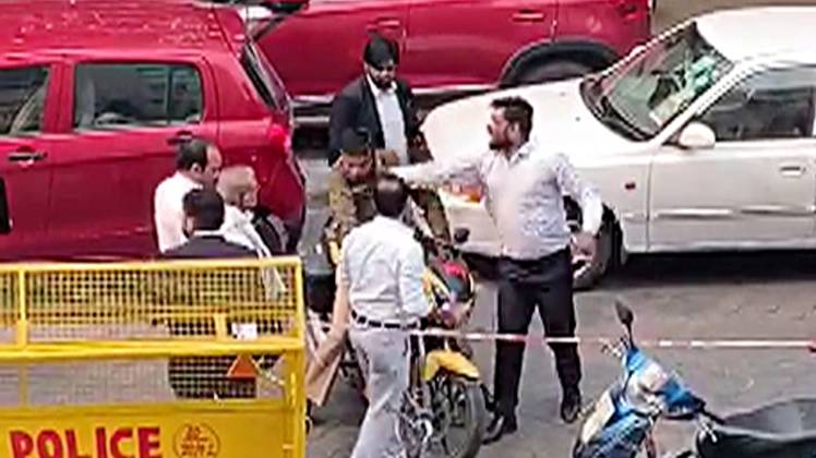 साकेत में पुलिसकर्मी को पीटते वकील (तस्वीर-ANI)