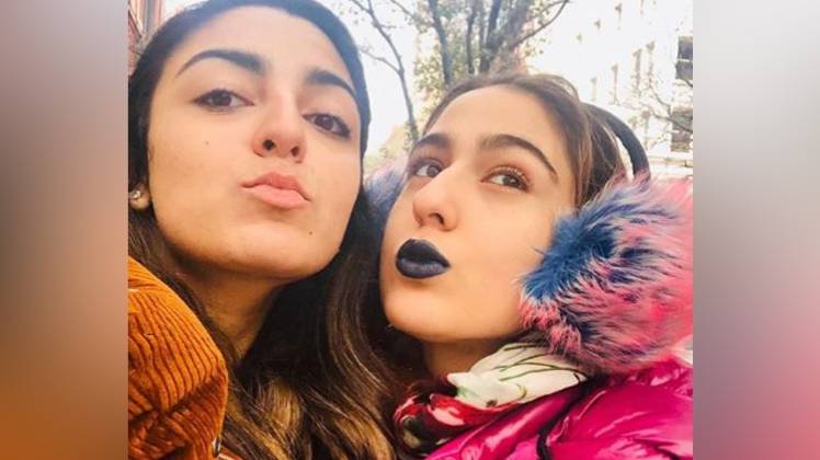 दोस्त के साथ सारा अली खान 