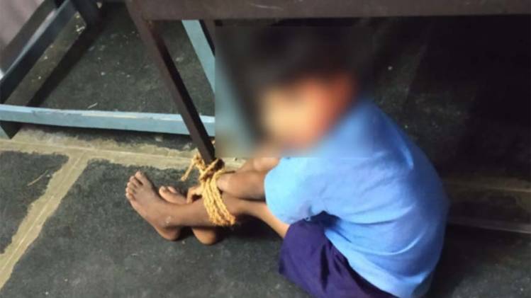 बच्चों के पैरों में रस्सी बांधकर बेंच से बांधा 