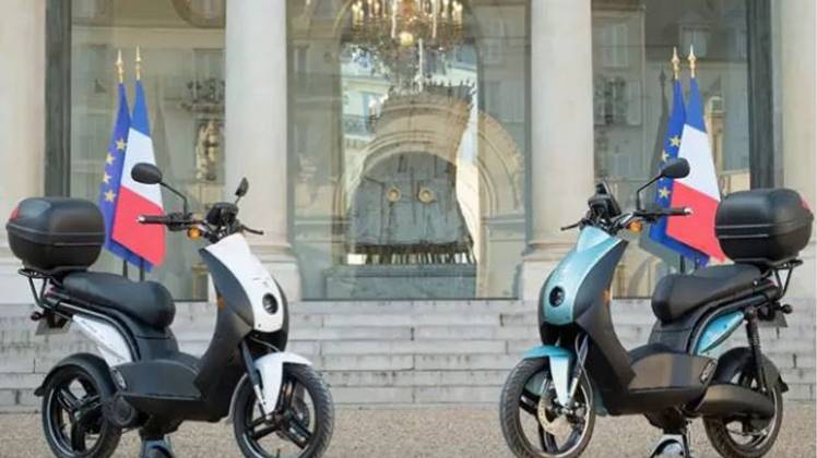 फुल चार्ज हो जाने पर यह स्कूटर 50 किलोमीटर तक चलता है