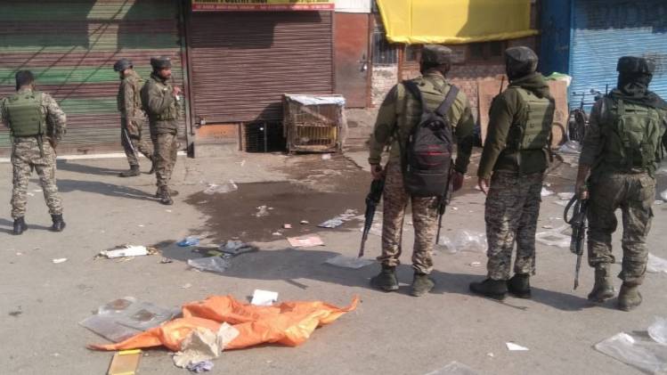 मौके पर पहुंचे सुरक्षाबलों के जवान