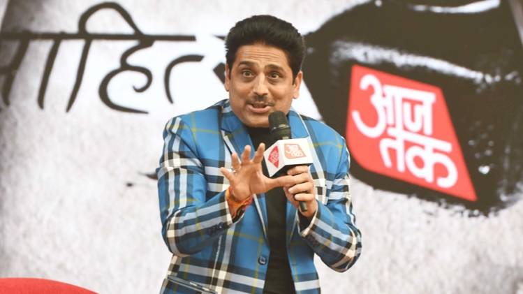 साहित्य आजतक के मंच से कविताएं सुनाते कवि-अभिनेता शैलेष लोढ़ा. 