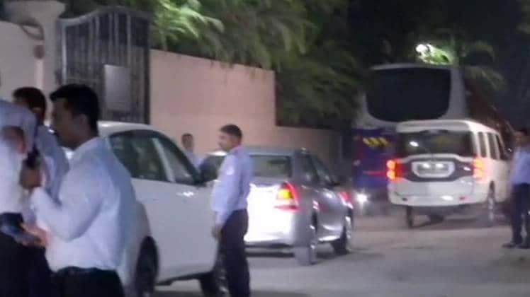 कड़ी निगरानी में शिवसेना और एनसीपी के विधायक (ANI) 