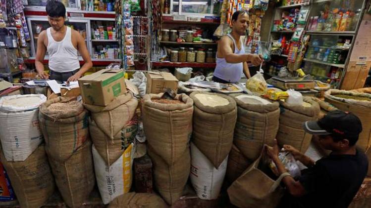 खासकर ग्रामीण क्षेत्रों की खपत में आई कमी (फोटो: रॉयटर्स) 