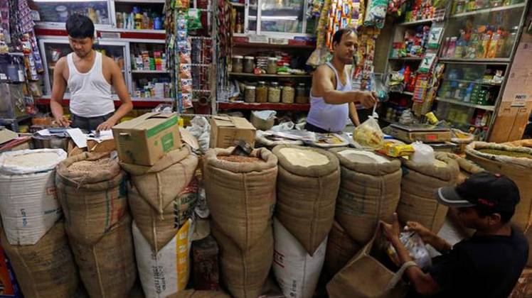 खपत में कमी गरीबी की बढ़त को दर्शाता है (फोटो: रॉयटर्स)