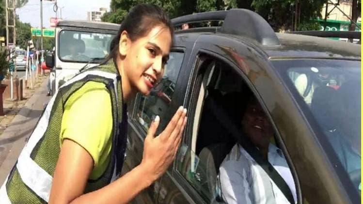 सड़क पर लोगों को ट्रैफिक रूल्स समझाती शुभी जैन (फोटो-वीडियो ग्रैब)