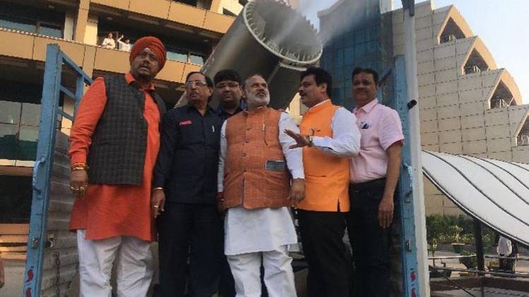 दिल्ली में स्मॉग गन का ट्रायल किया गया (फोटो-आजतक) 